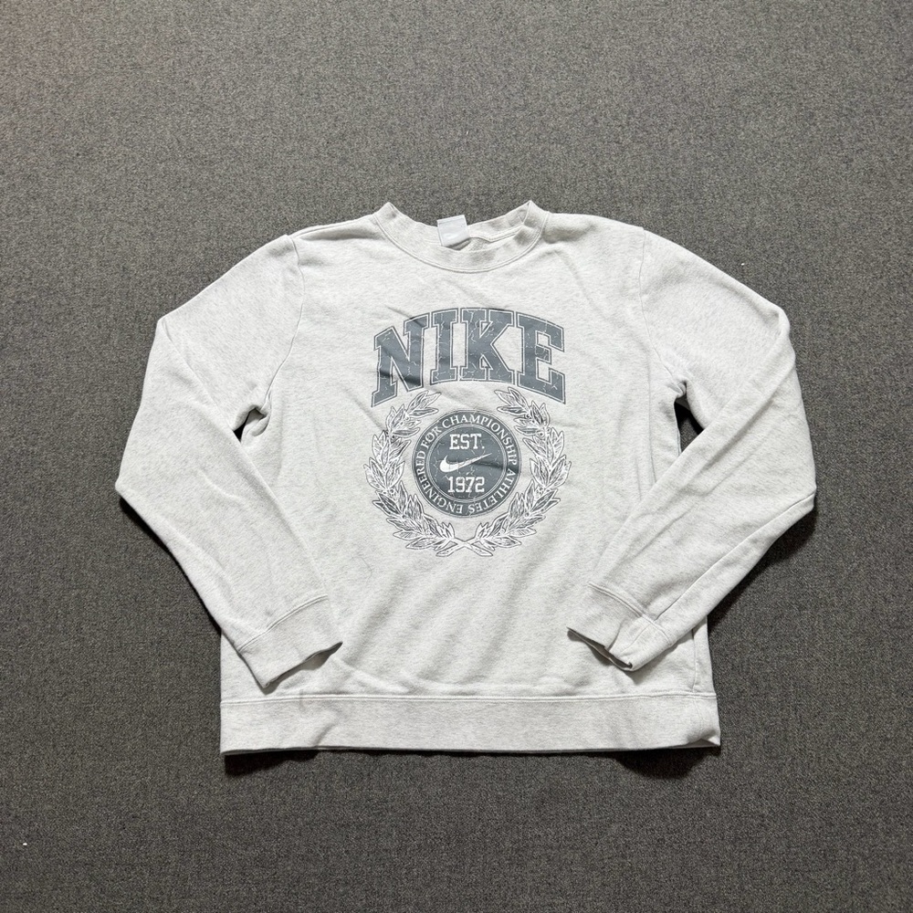 Nike Spellout Collegiate Style Crewneck Sweatshirt Light Gray Womens Medium